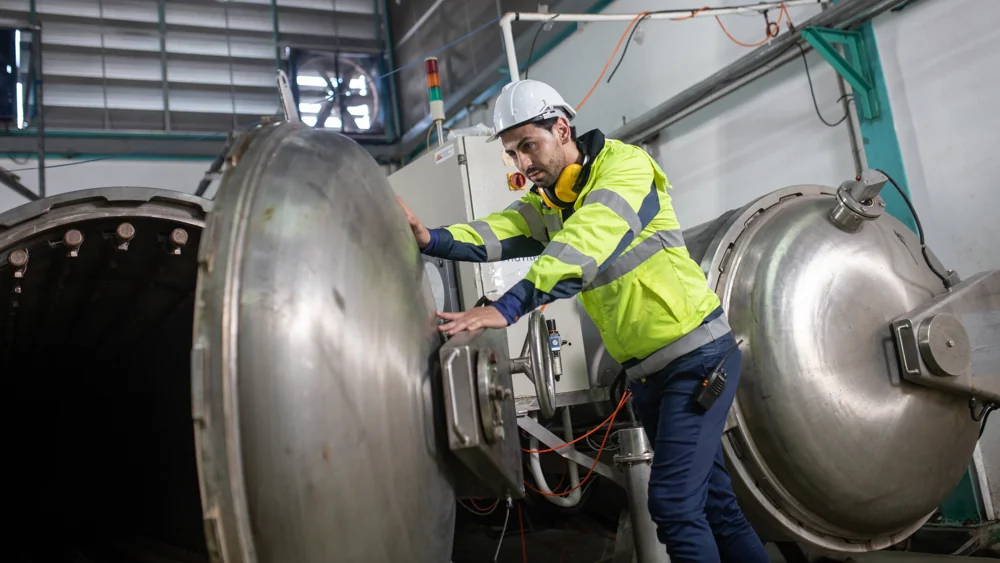 Técnico inspeccionando un equipo industrial